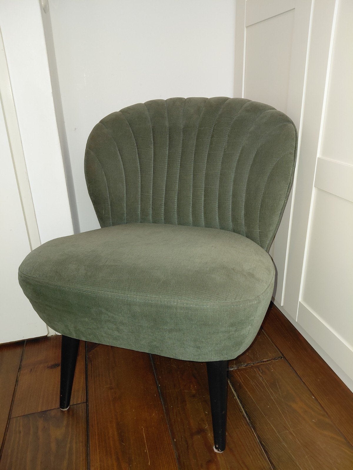 Groene fauteuil met schelprug