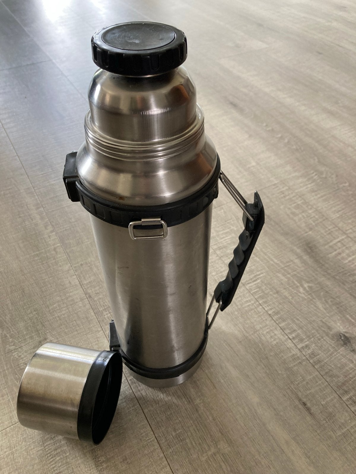 Roestvrijstalen thermoskan met handvat en beker, Ophalen, Zilver, Metaal, Overige merken