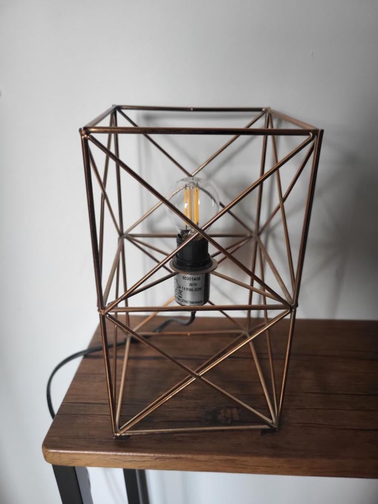 Moderne koperkleurige tafellamp met geometrisch design lamp, Ophalen of Verzenden, Zo goed als nieuw