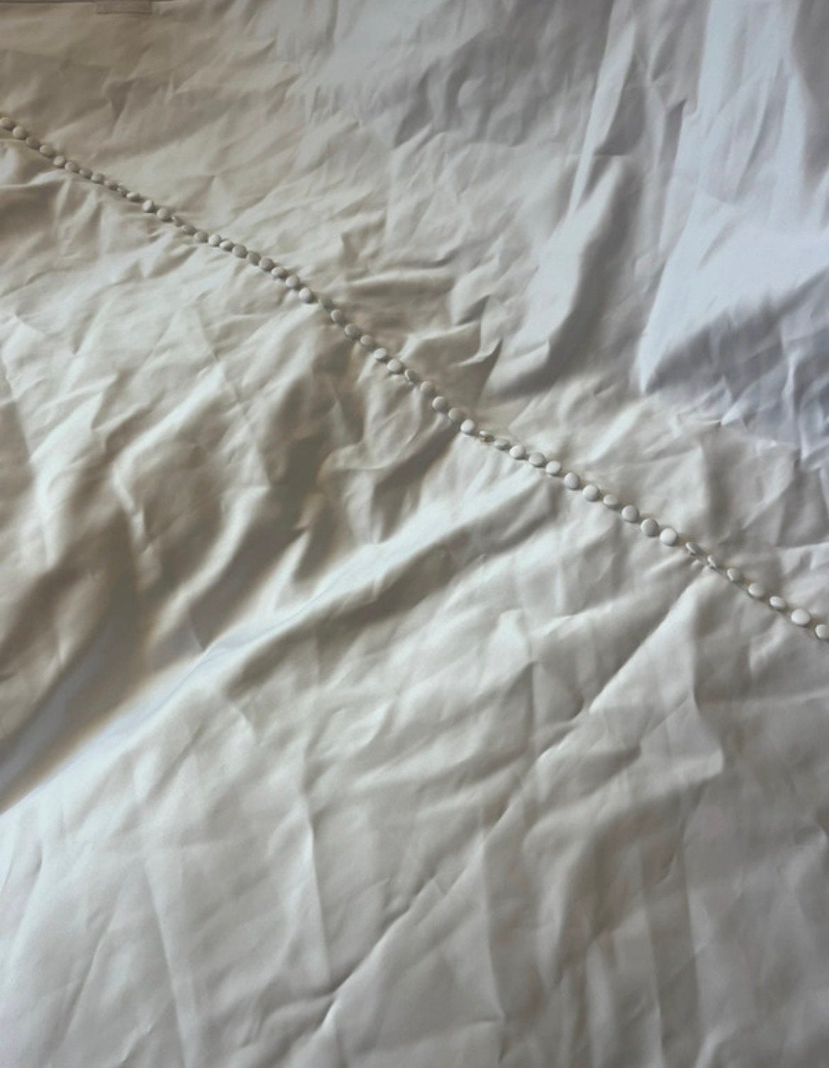 Witte stof met 105 satijnen bruids knoopjes, Ophalen of Verzenden, Nieuw, Knoop of Knopen