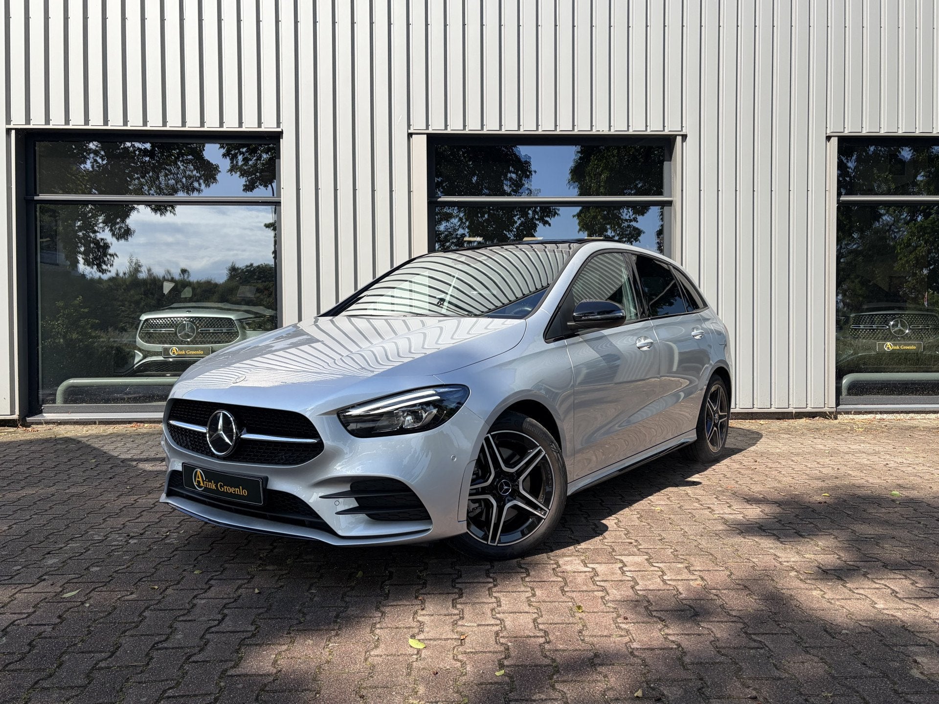 Mercedes-Benz B-Klasse 250 e Premium AMG Line, Panoramadak A, 12 maanden, Gebruikt, 4 cilinders, Leder en Stof