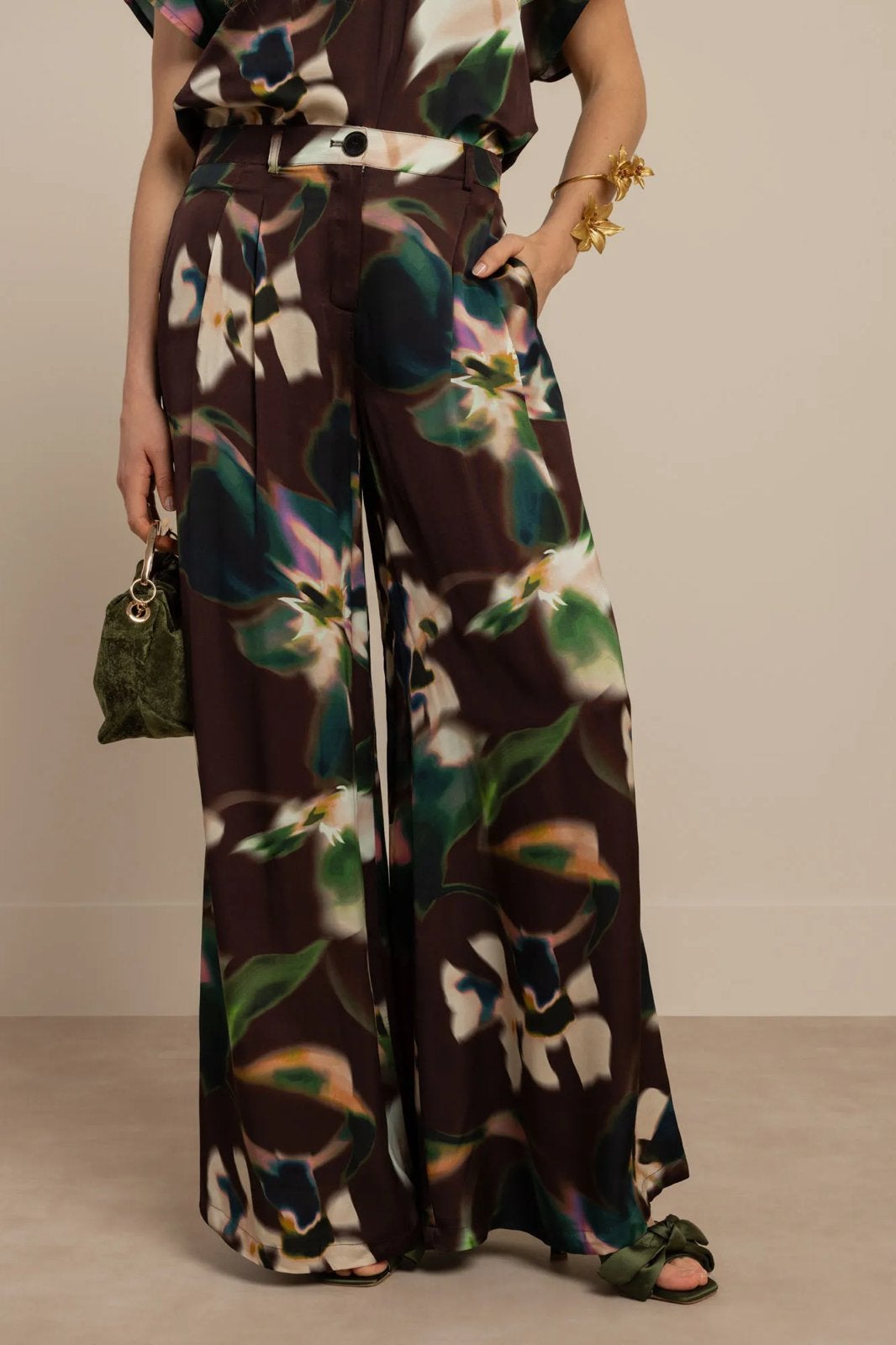 Studio Anneloes Sien satin broek gaaf espresso mt M, Kleding | Dames, Broeken en Pantalons, Ophalen of Verzenden, Zo goed als nieuw