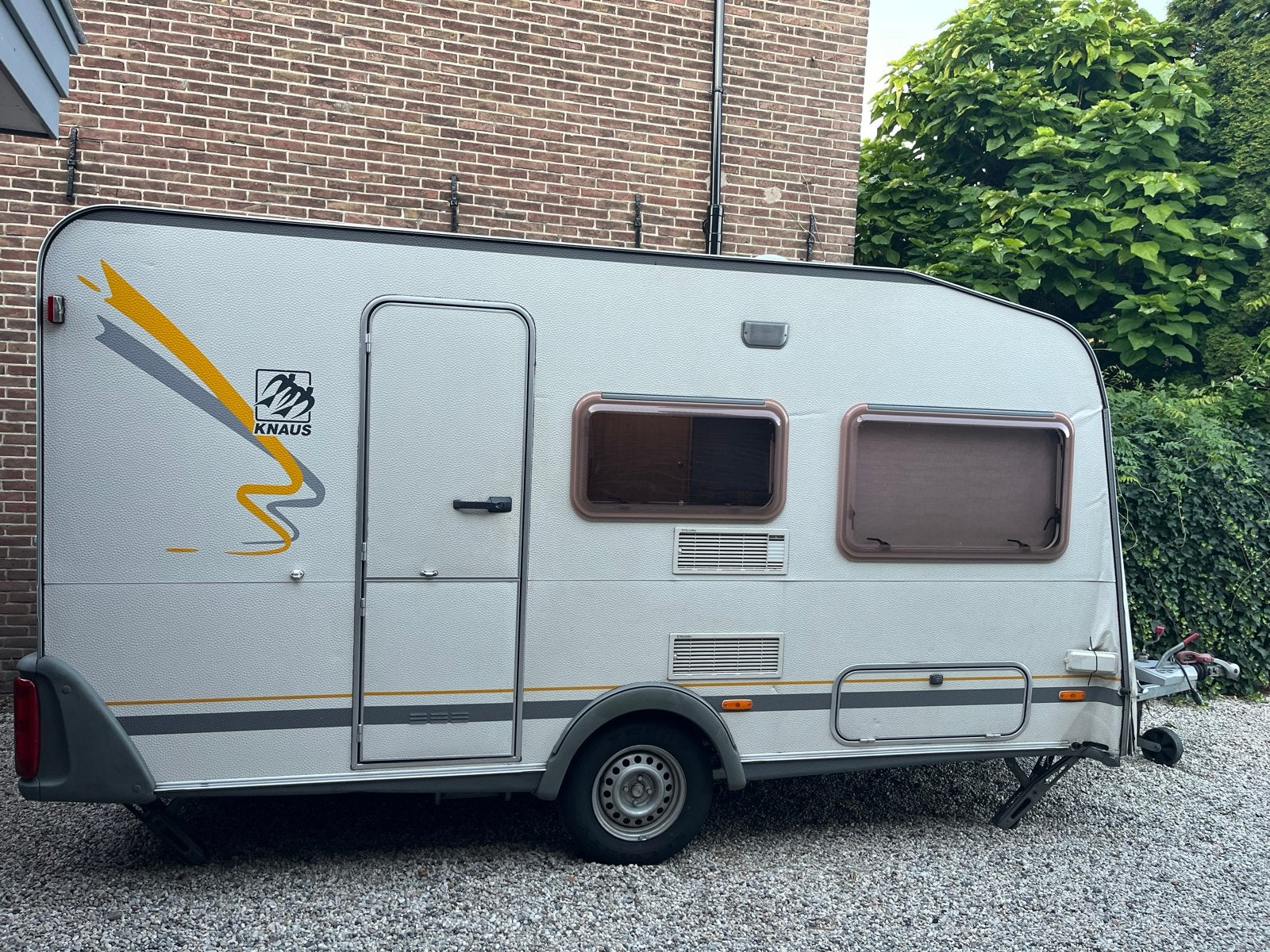 Knaus Sudwind 400 met schade rechter voorzijde, Ringverwarming, Treinzit, Particulier, 4 tot 5 meter