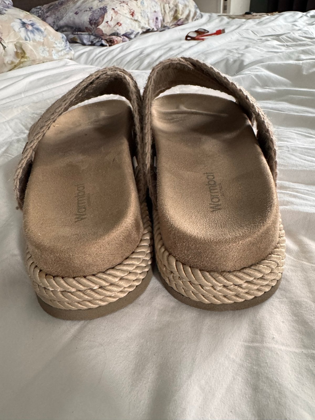 Warmbat Slippers/Sandalen - Zo goed als nieuw, Kleding | Dames, Schoenen, Ophalen of Verzenden, Zo goed als nieuw, Beige, Slippers
