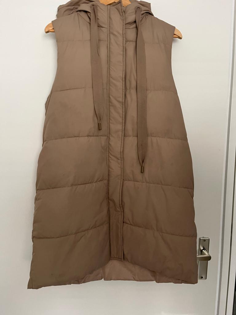 Lange gewatteerde bodywarmer met capuchon - Maat M, Kleding | Dames, Bodywarmers, Ophalen of Verzenden, Zo goed als nieuw, Maat 38/40 (M)