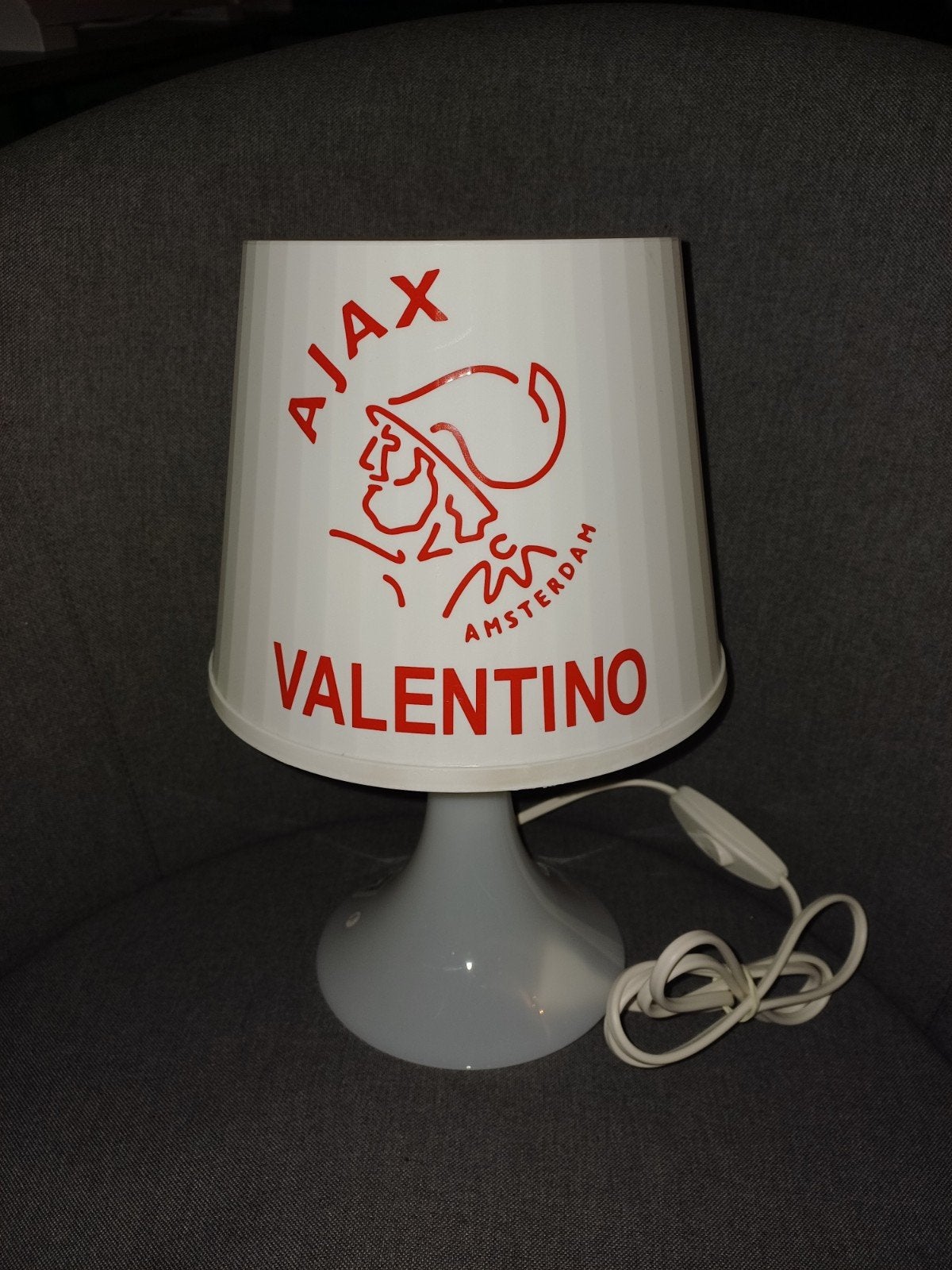 Ajax lamp met rode vinyl sticker of andere club naar keuze, Overige stijlen, Nieuw, Kunststof, Ophalen of Verzenden