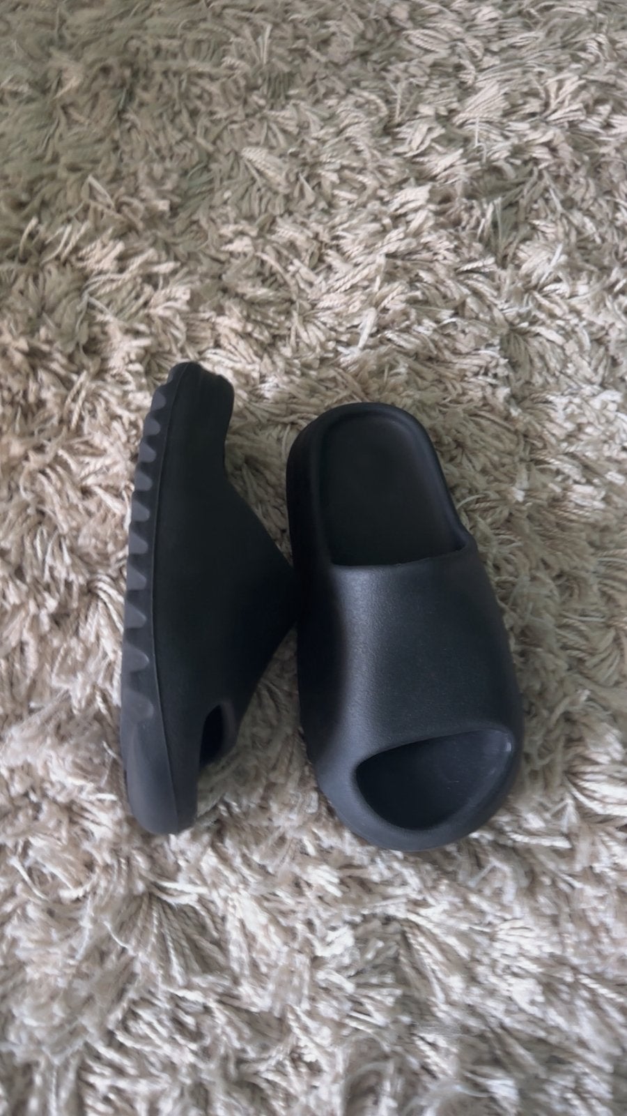 Yeezy slides, Kleding | Heren, Schoenen, Slippers, Zwart, Ophalen of Verzenden, Zo goed als nieuw