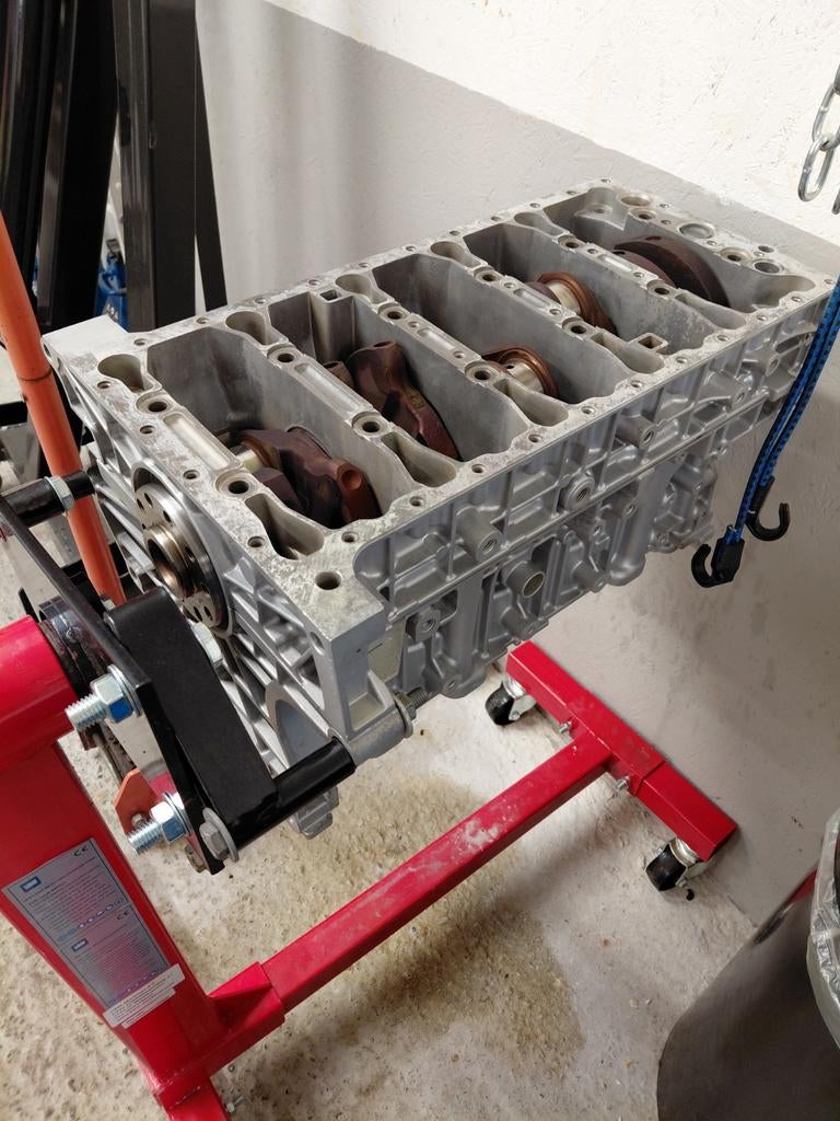 Volvo 2.4T Motoronderdelen - Cilinderblok, Auto-onderdelen, Motor en Toebehoren, Volvo, Gebruikt, Ophalen of Verzenden