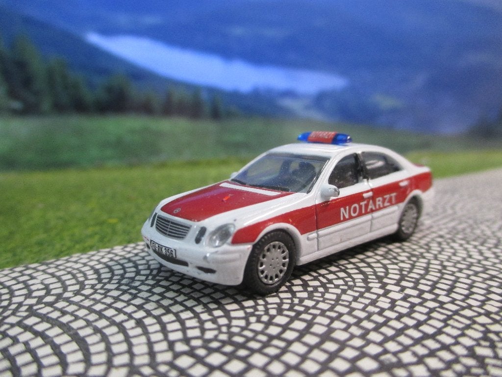 Mercedes Benz W211 E-Klasse - Schuco Notarzt Ambulance, Hobby en Vrije tijd, Modelauto's | 1:87, Zo goed als nieuw, Auto, Schuco