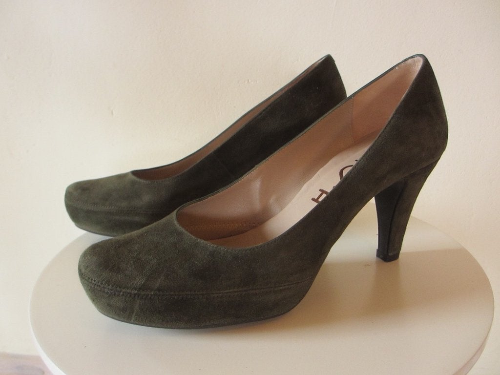 UNISA suede pumps mt 41 olijfgroen ZGAN, Pumps, Ophalen of Verzenden, Zo goed als nieuw, Unisa