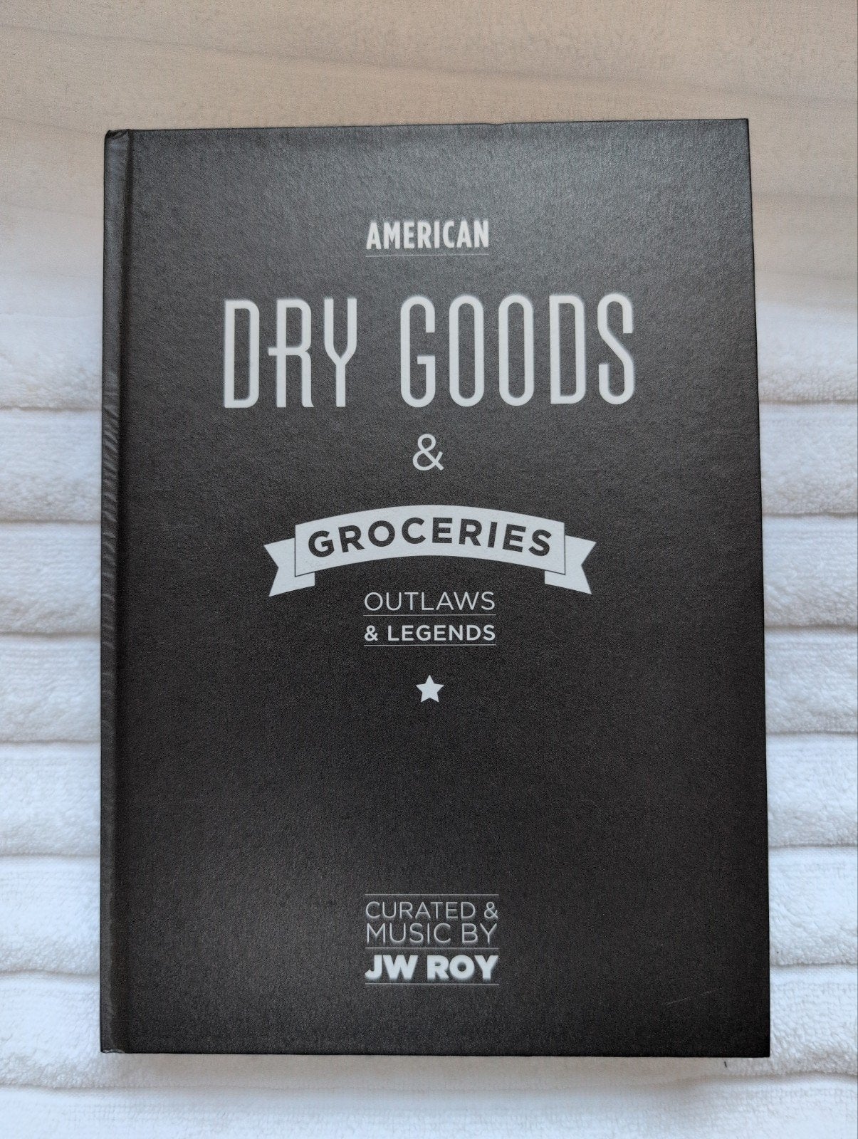 American Dry Goods & Groceries - Outlaws & Legends, Ophalen of Verzenden, Zo goed als nieuw, JW Roy, Amerika