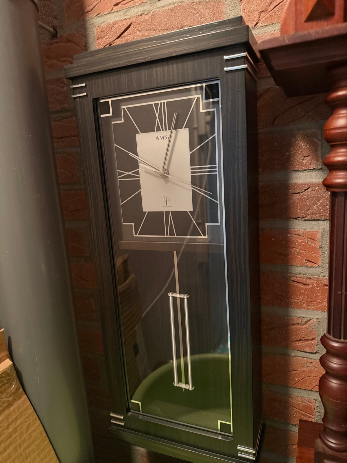 Moderne AMS wandklok met slinger, Antiek en Kunst, Ophalen of Verzenden