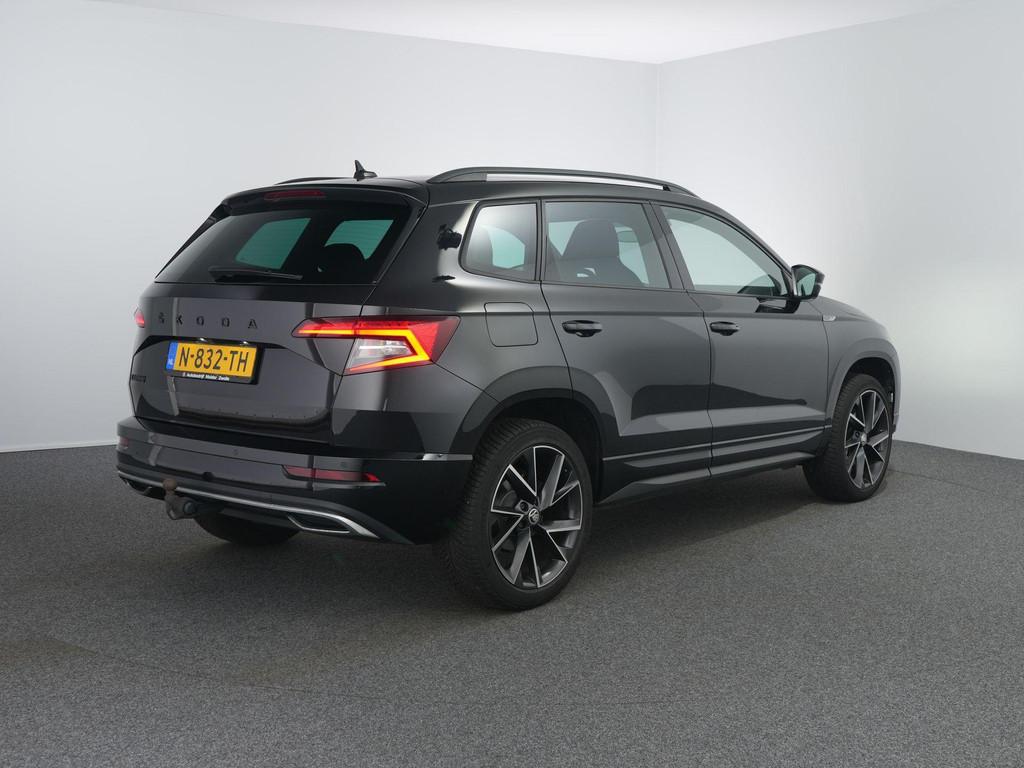 Skoda Karoq 1.5 TSI ACT Sportline Business | Zwenkhaak | Win, Stof, 4 cilinders, Zwart, 19 km/l