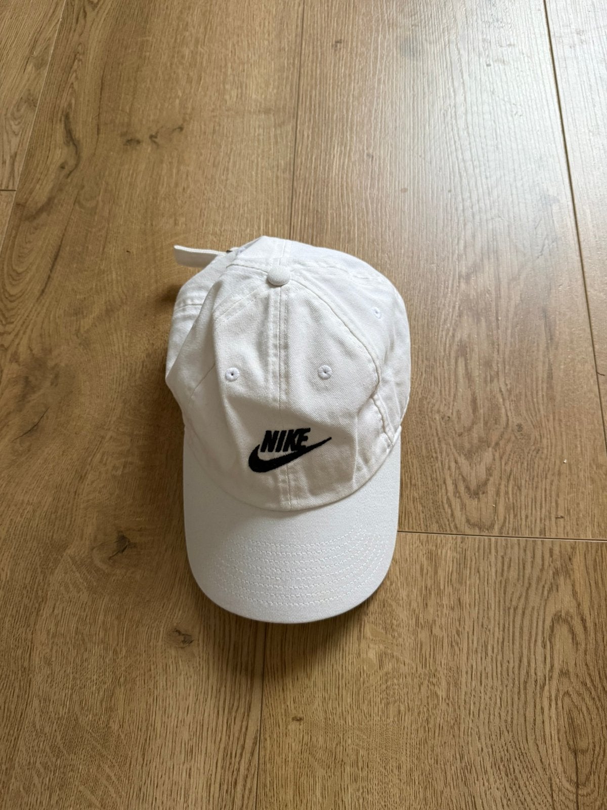 Nike White Classic Logo Baseball Cap - One Size, Ophalen of Verzenden, Zo goed als nieuw, One size fits all, Pet