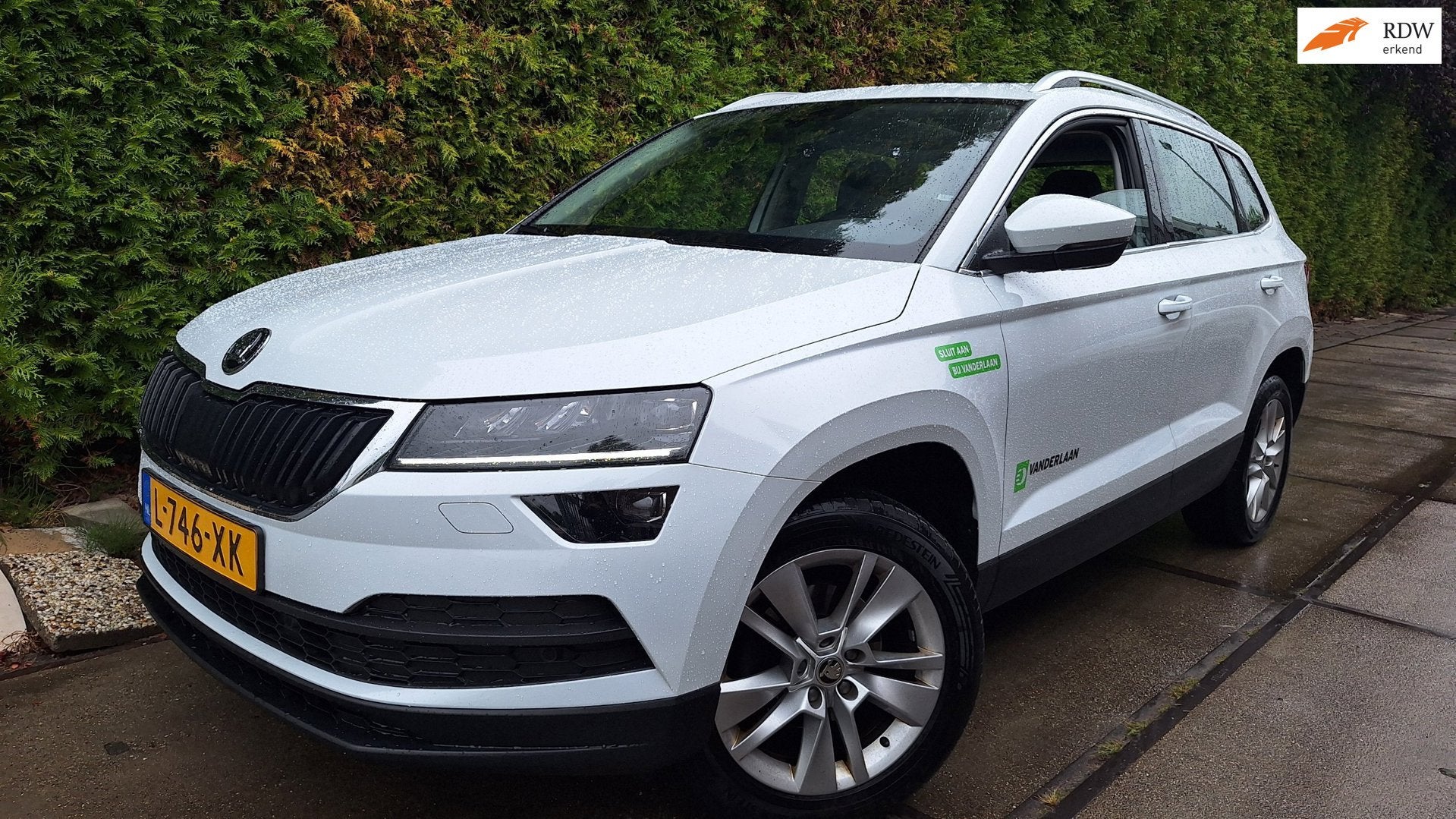 Skoda Karoq 1.5 TSI ACT Business Edition Plus, Stof, 4 cilinders, Wit, Bedrijf