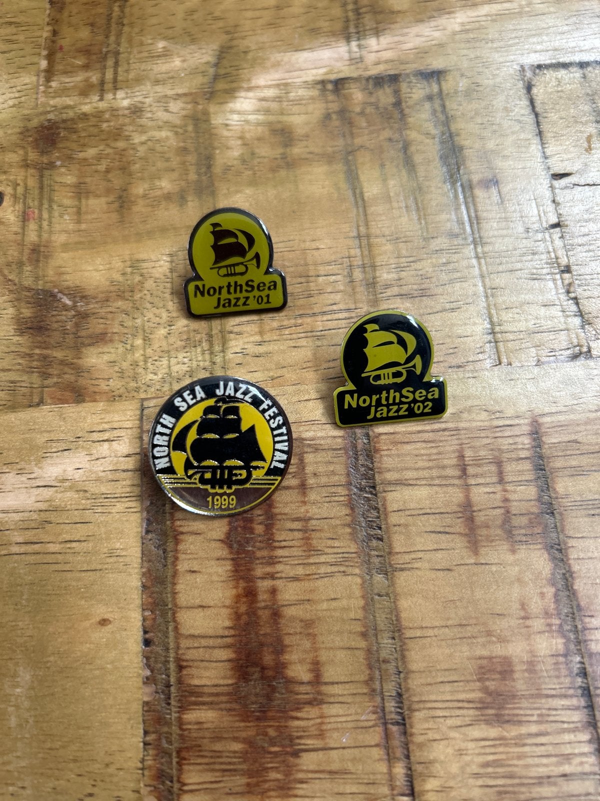North Sea Jazz Festival pins 1999, 2001 en 2002, Ophalen of Verzenden, Gebruikt, Overige onderwerpen, Speldje of Pin
