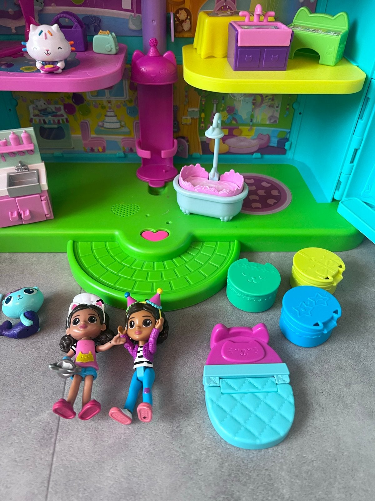 Gabby's Poppenhuis met accessoires en poppen, Kinderen en Baby's, Speelgoed | Poppenhuizen, Ophalen, Zo goed als nieuw, Poppenhuis
