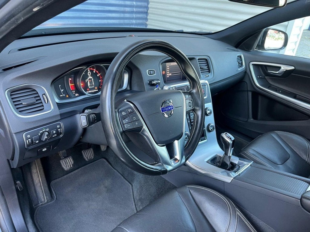 Volvo V60 2.0 T3 153PK 2018  Dealeronderhouden  Volledig led, Auto's, Volvo, USB, Gebruikt, Euro 6, 4 cilinders