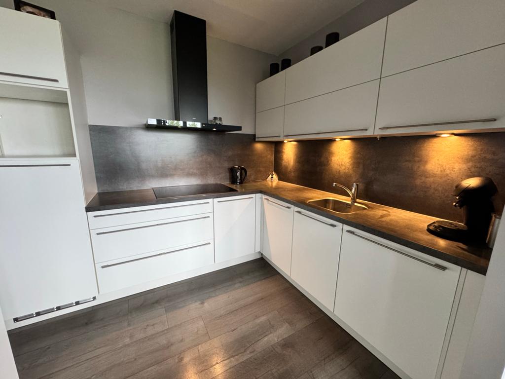 Moderne mat witte hoekkeuken incl. koelkast en LeMans kast, Ophalen, Gebruikt, Wit, Hoekkeuken