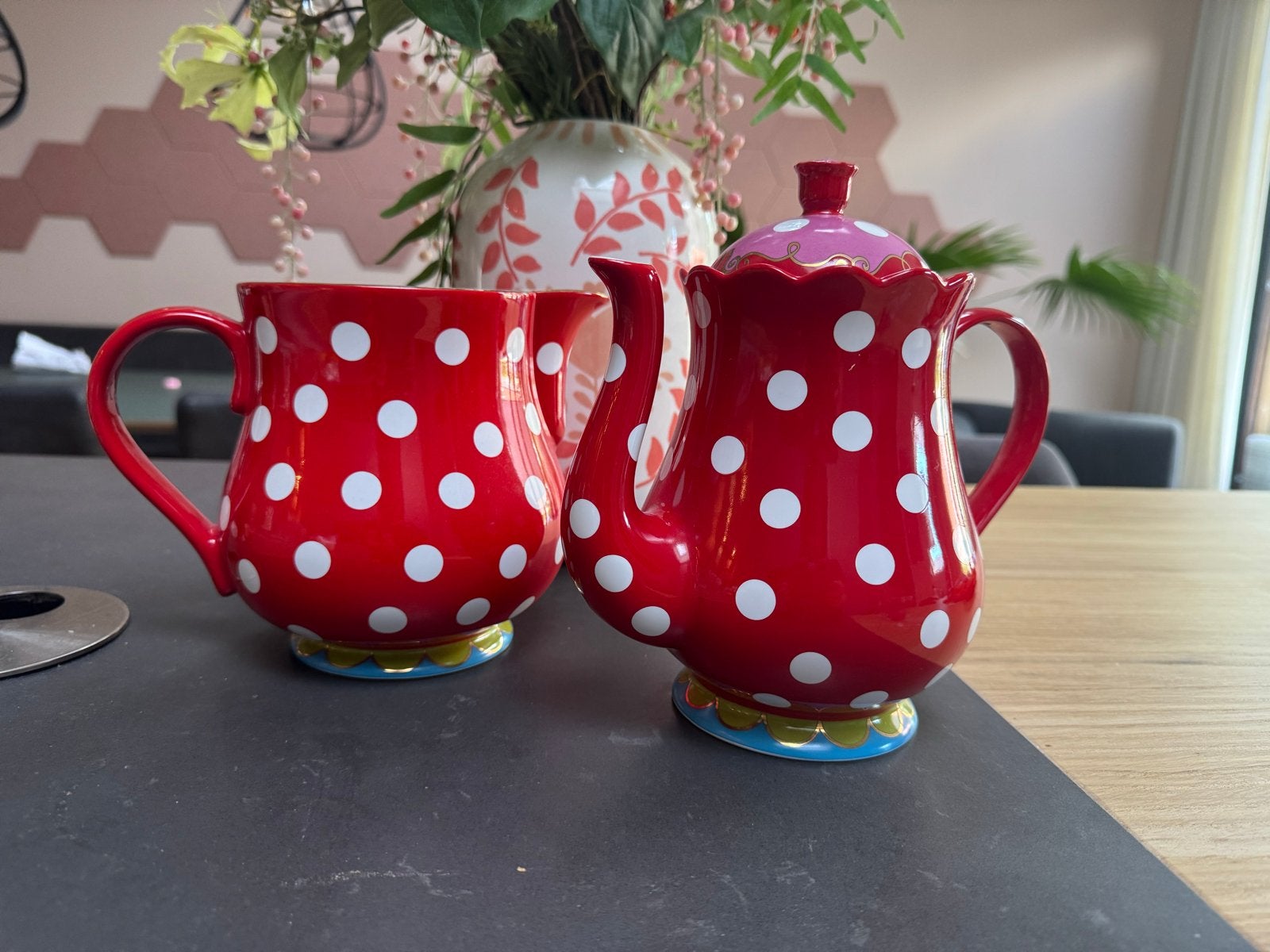 Oillily / Dauwe Egberts theepot en waterkan rood met stippen, Overige merken, Keramiek, Ophalen of Verzenden, Zo goed als nieuw
