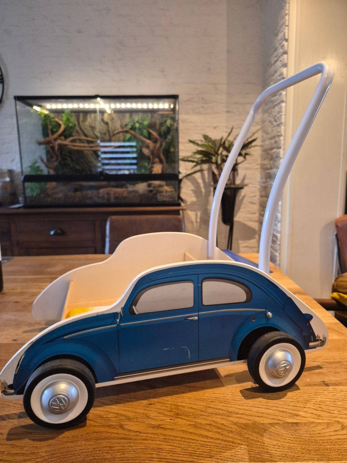 Hape houten loopwagen Volkswagen Kever, Ophalen of Verzenden, Gebruikt, Duwvoertuig