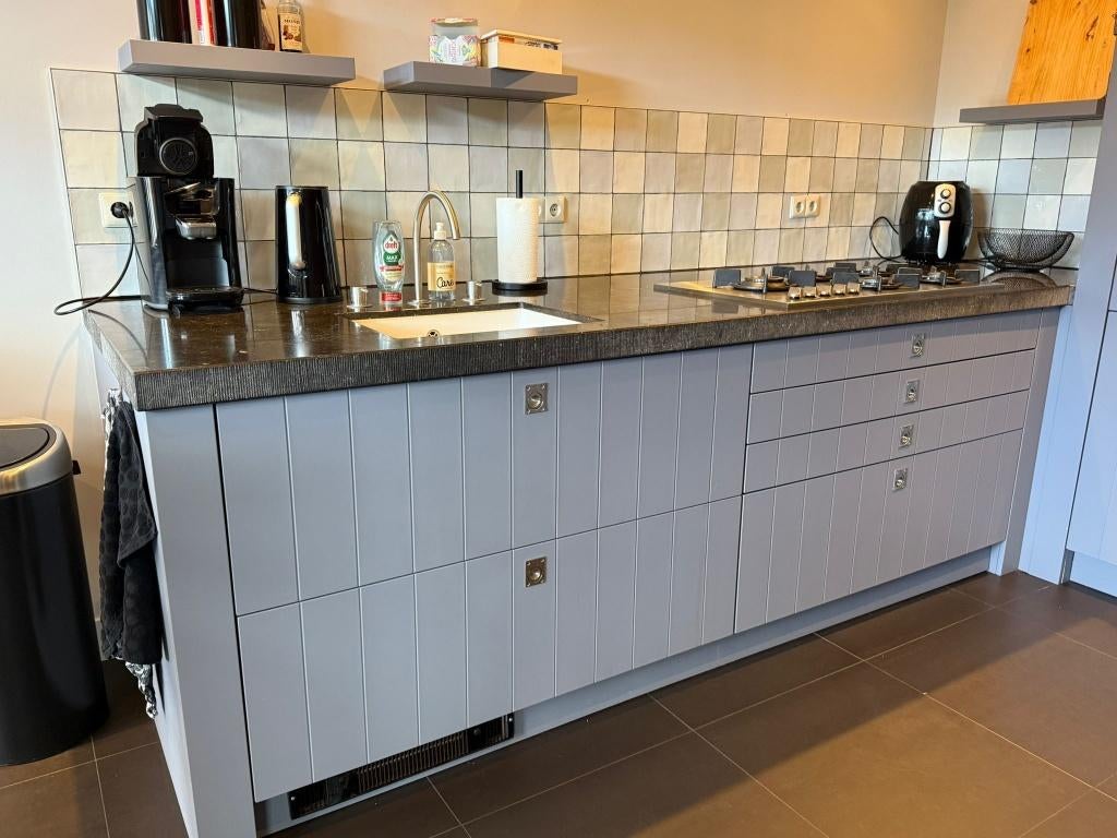 Brocante grijze keuken met kookeiland + Miele GEDEMONTEERD, Huis en Inrichting, Keuken | Complete keukens, Overige typen, Graniet of Steen