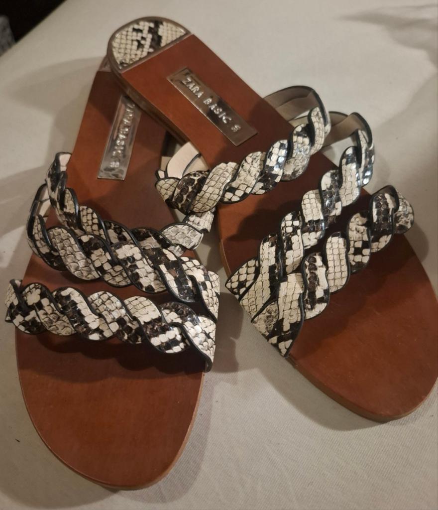 zwart wit gevlochten snake print sandaaltje mt38 zgn, Wit, Zo goed als nieuw, Sandalen of Muiltjes, Ophalen of Verzenden