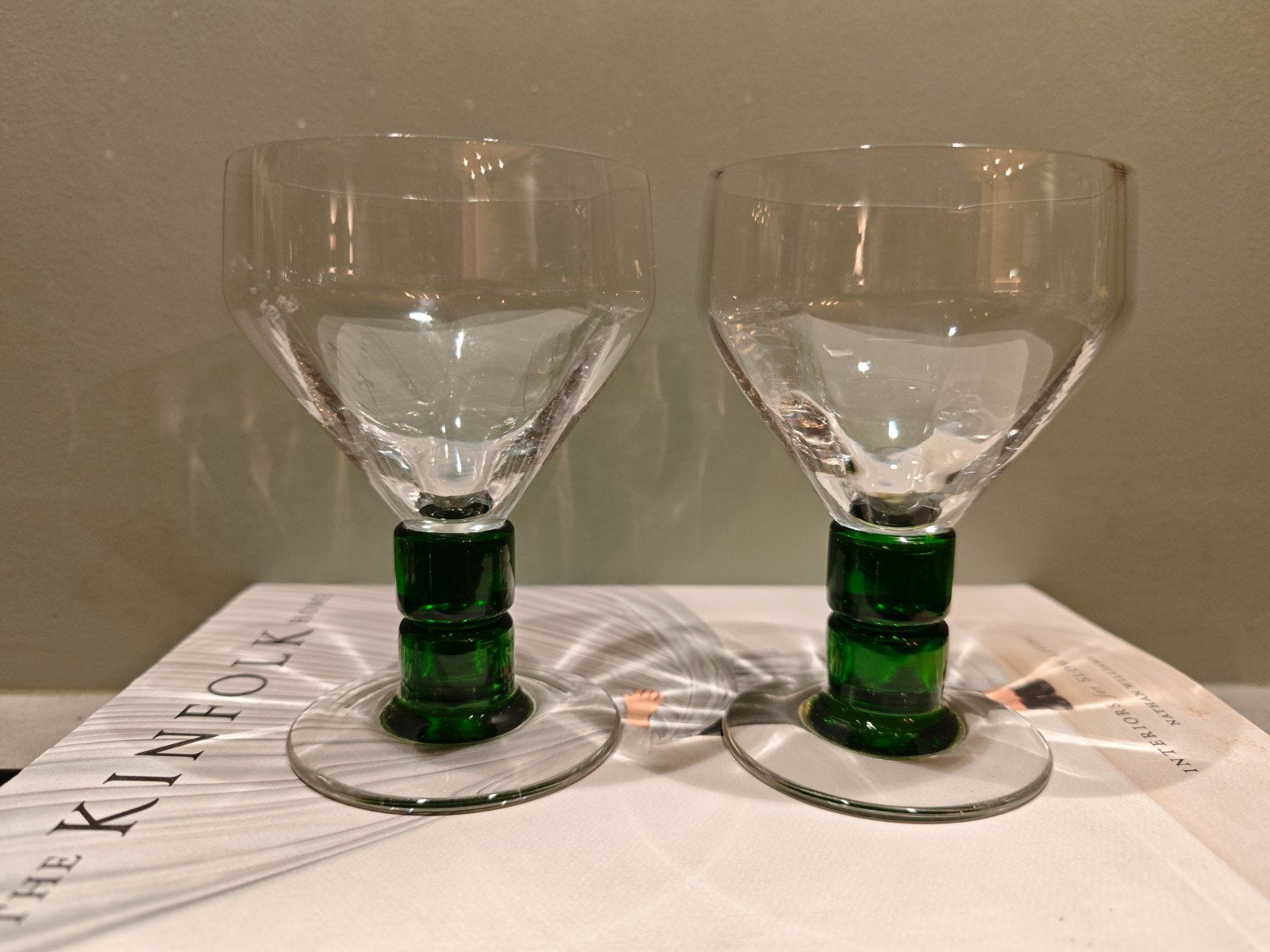 Set van 2 Luminarc wijnglazen met groene voet en hoekige ran, Ophalen of Verzenden