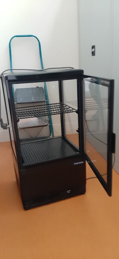 koel vitrine kastje, Ophalen