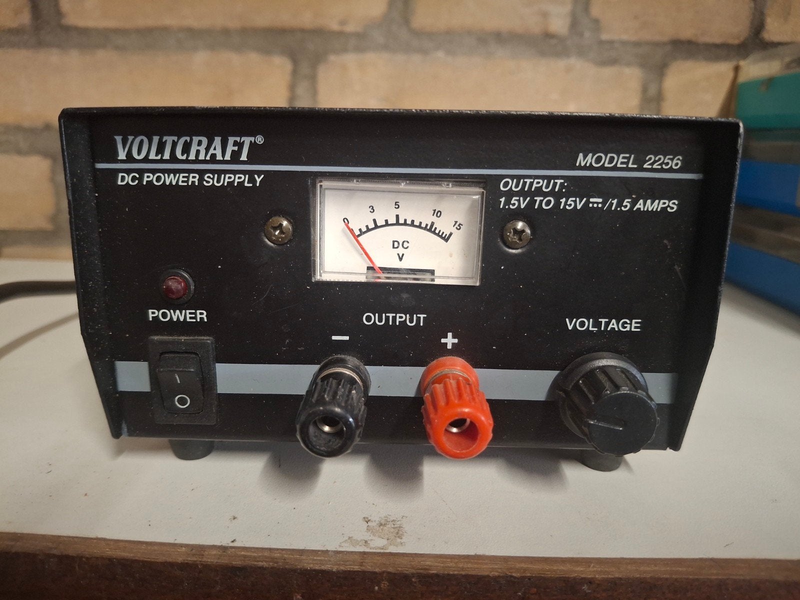 Voltcraft Model 2256 Regelbare DC Voeding 1.5-15V/1.5A, Ophalen of Verzenden, Overige