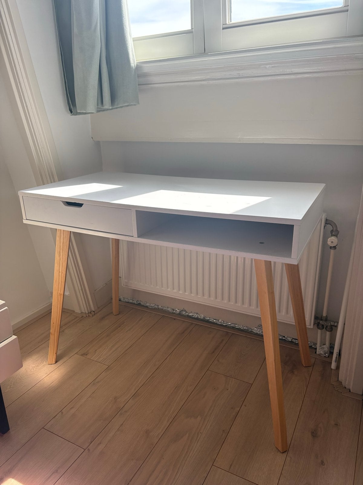 Jysk bureau Tamholt - Wit met houten poten, Ophalen, Gebruikt, Scandinavisch, Met lades