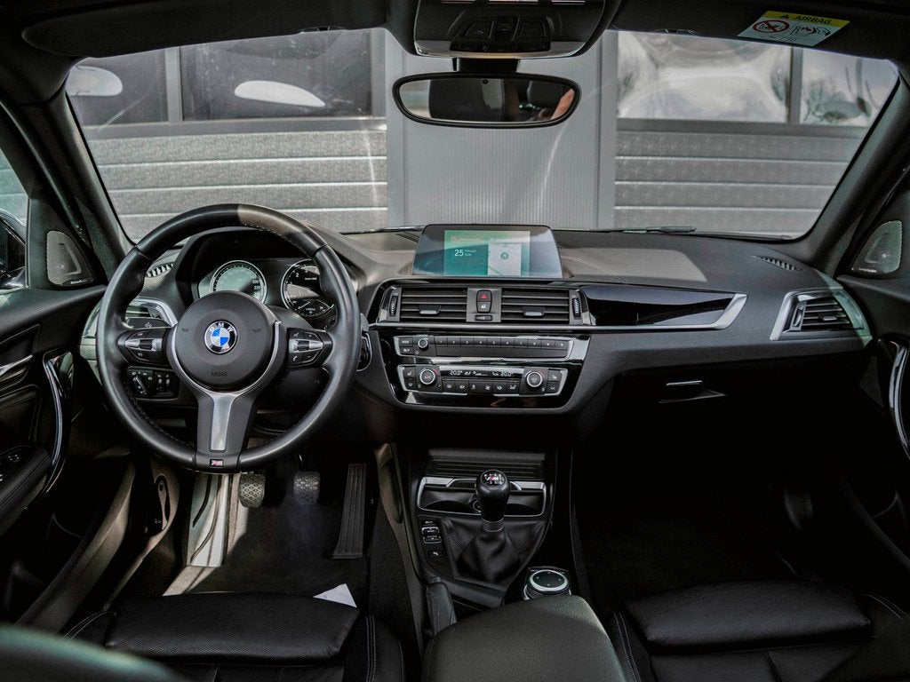 BMW 1-serie 118i Edition M Sport Shadow High Executive, 1-Serie, Met garantie (alle), Zwart, Leder