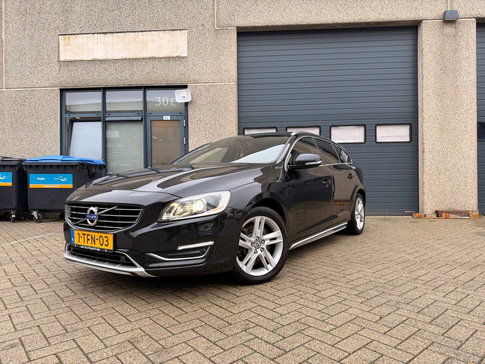 Volvo V60 D6 215pk Plug-in Hybrid AUT/Cruise Ctrl./Pano, Auto's, 1849 kg, 1800 kg, Zwart, Plug-in hybride