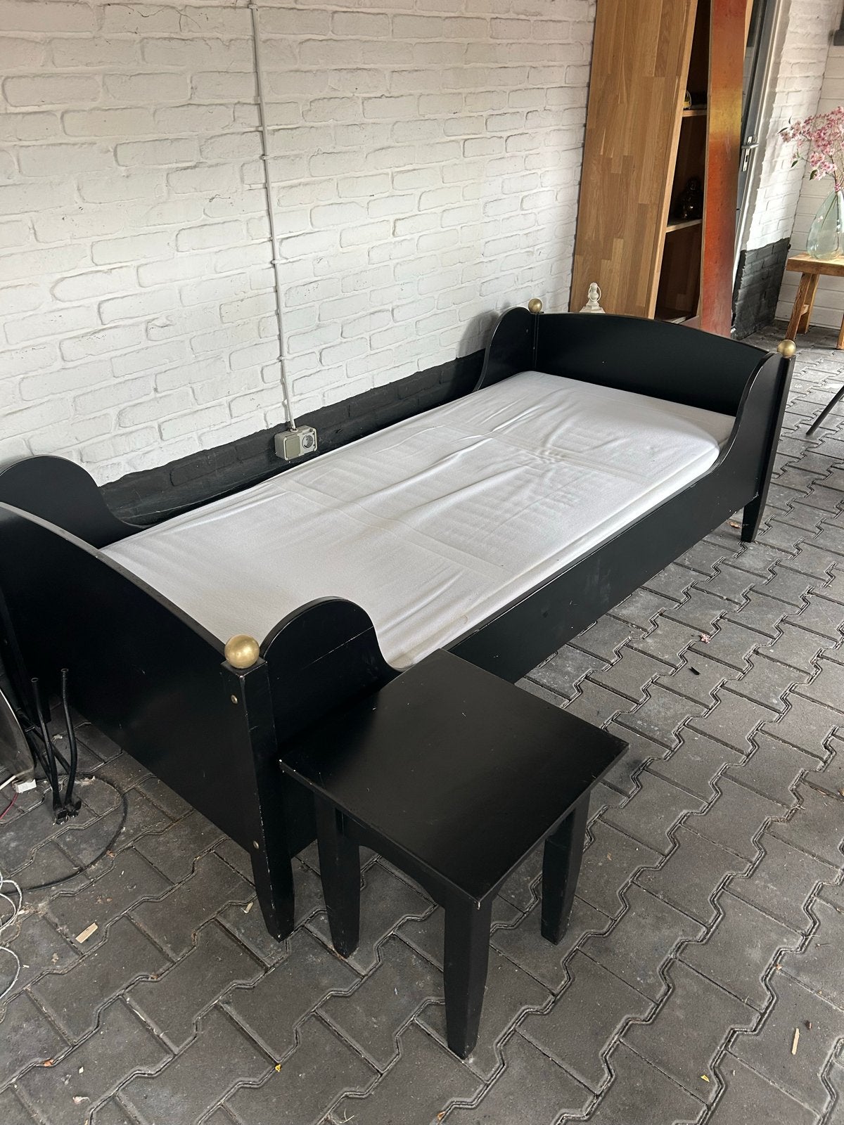 Zwart houten eenpersoonsbed met gouden knoppen, Ophalen, Gebruikt, 90 cm, Eenpersoons