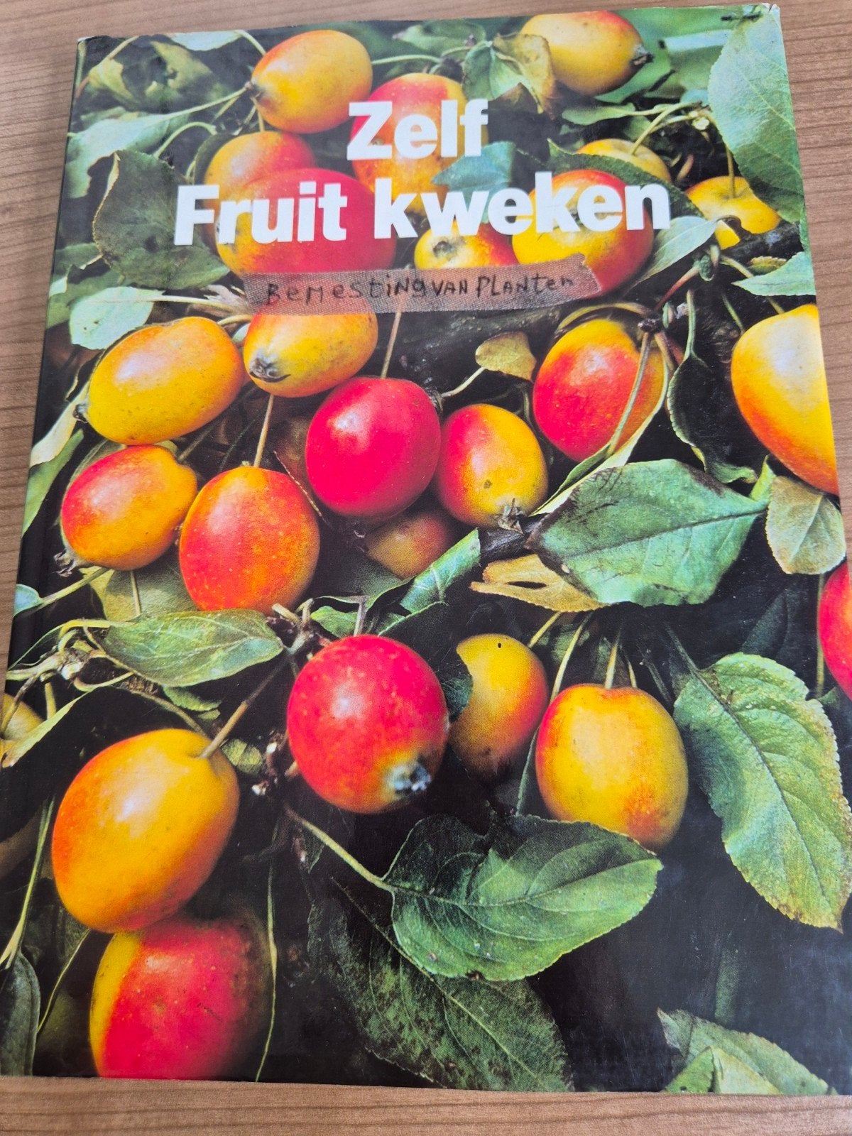 Zelf Fruit Kweken - Boek over fruitbomen en struiken, Ophalen of Verzenden, Gelezen, Onbekend, Tuinieren en Tuinplanten