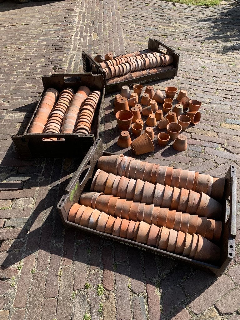 Foto 8 van Antieke handgemaakte aardewerken kweekpotjes