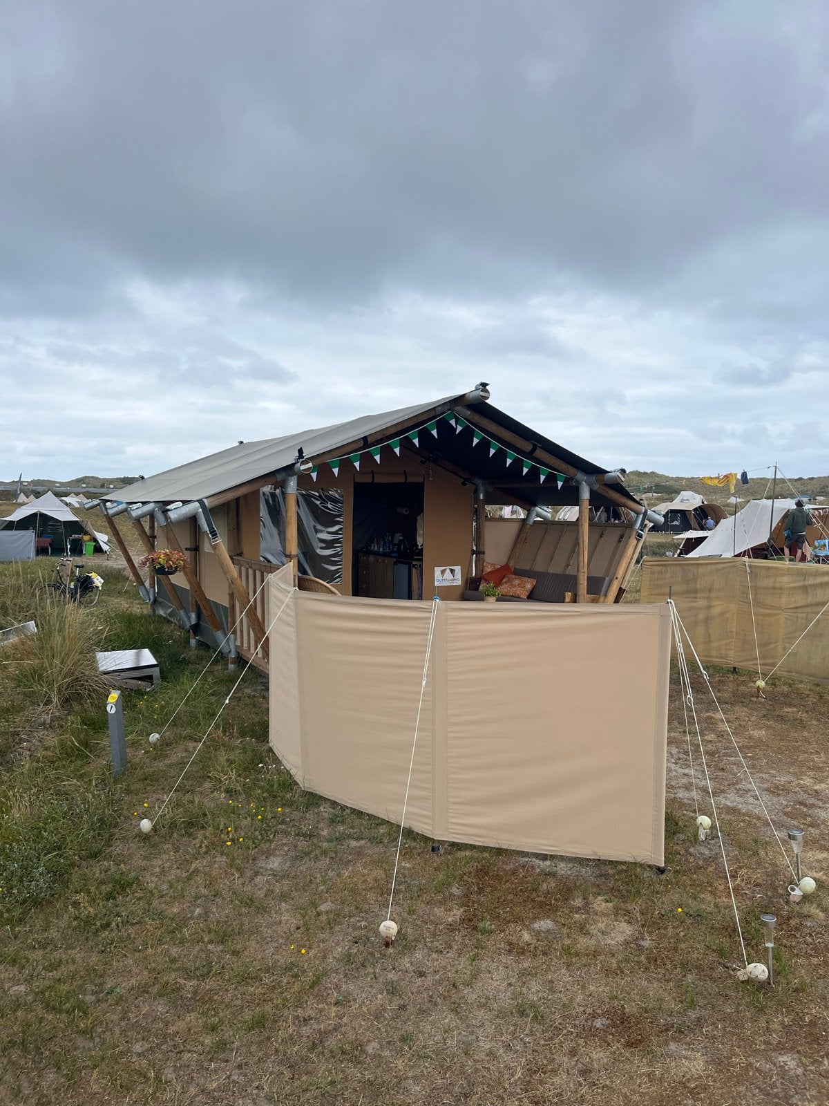 Safaritent 2p Into The Great Wide Open 2026 Vlieland, Caravans en Kamperen, Ophalen of Verzenden, Gebruikt, Tot en met 2