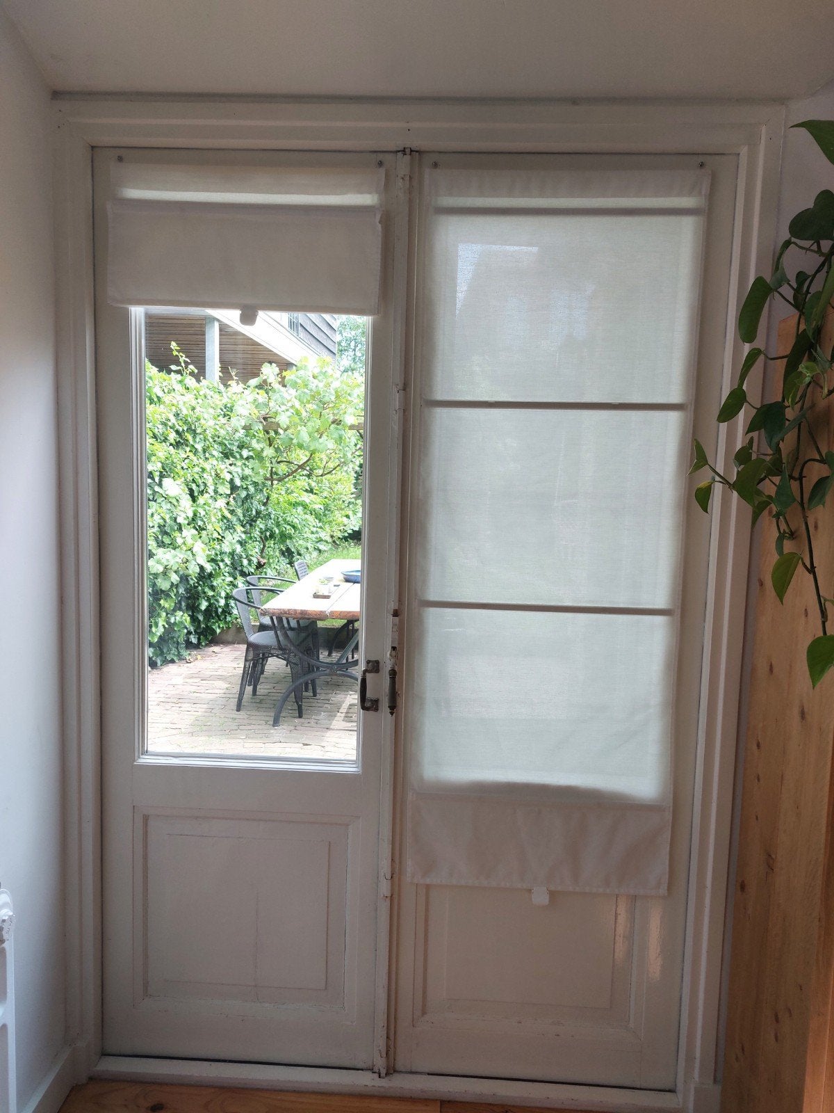 Twee witte vouwgordijnen, Huis en Inrichting, Stoffering | Gordijnen en Lamellen, Gebruikt, Wit, 150 tot 200 cm, 50 tot 100 cm