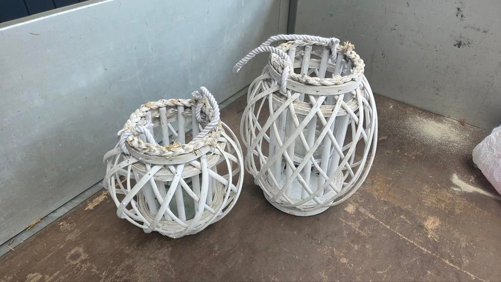 Gratis set van 2 witte rotan lantaarns, Ophalen, Overige materialen, Gebruikt, 25 tot 50 cm