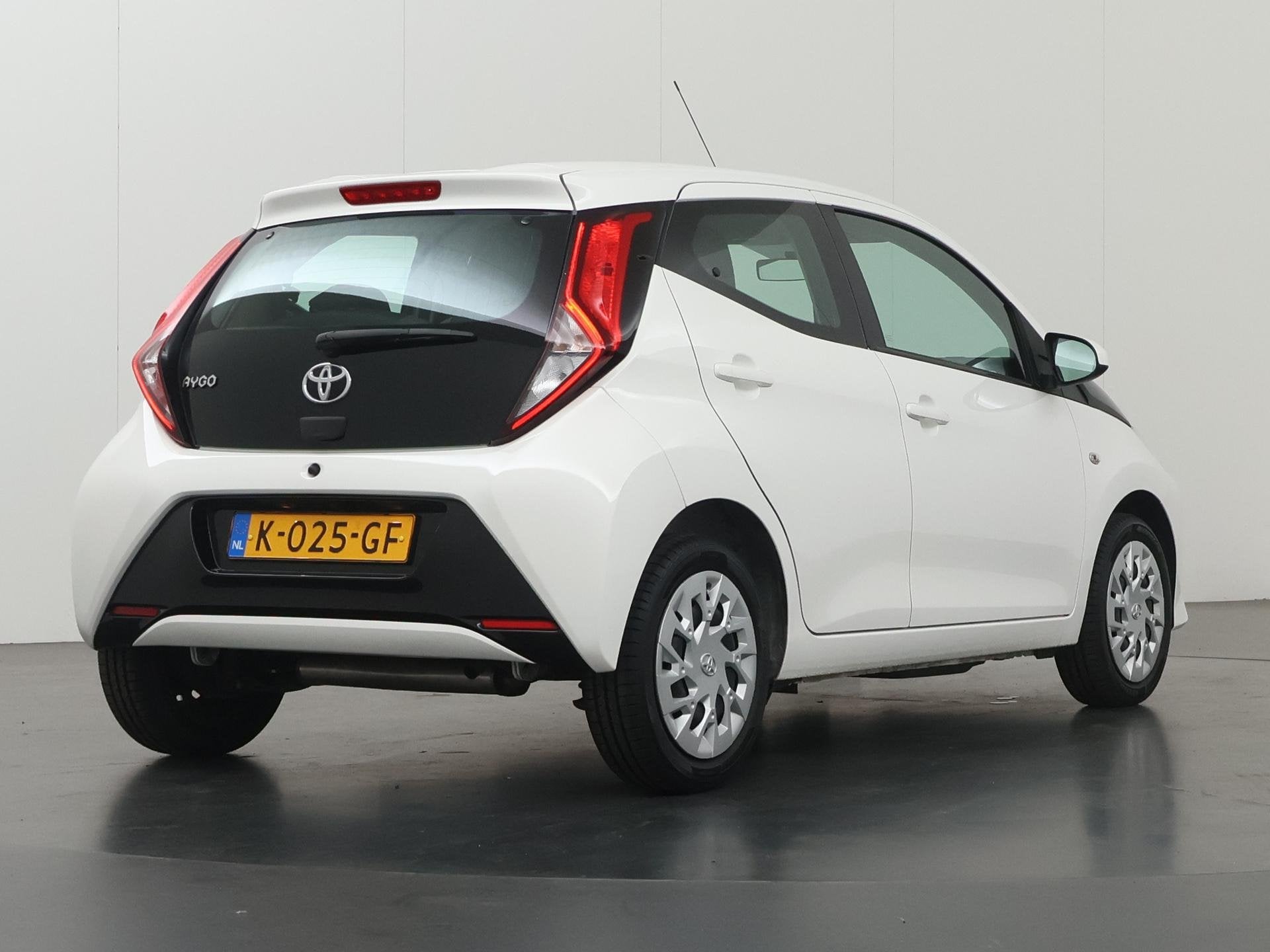 Toyota Aygo 1.0 VVT-i x-play | Airco | Apple Carplay/Android, Auto's, Voorwielaandrijving, Stof, Gebruikt, Euro 6