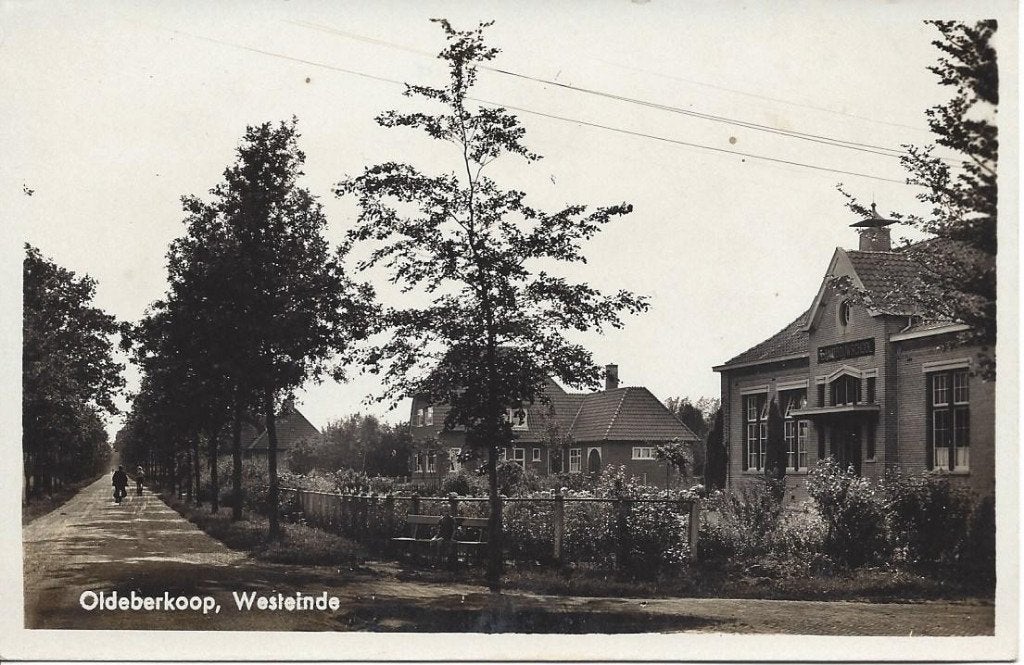 Oldeberkoop (Frl.) Westeinde met Landbouwschool, 1940, Ophalen of Verzenden, 1940 tot 1960, Ongelopen, Friesland