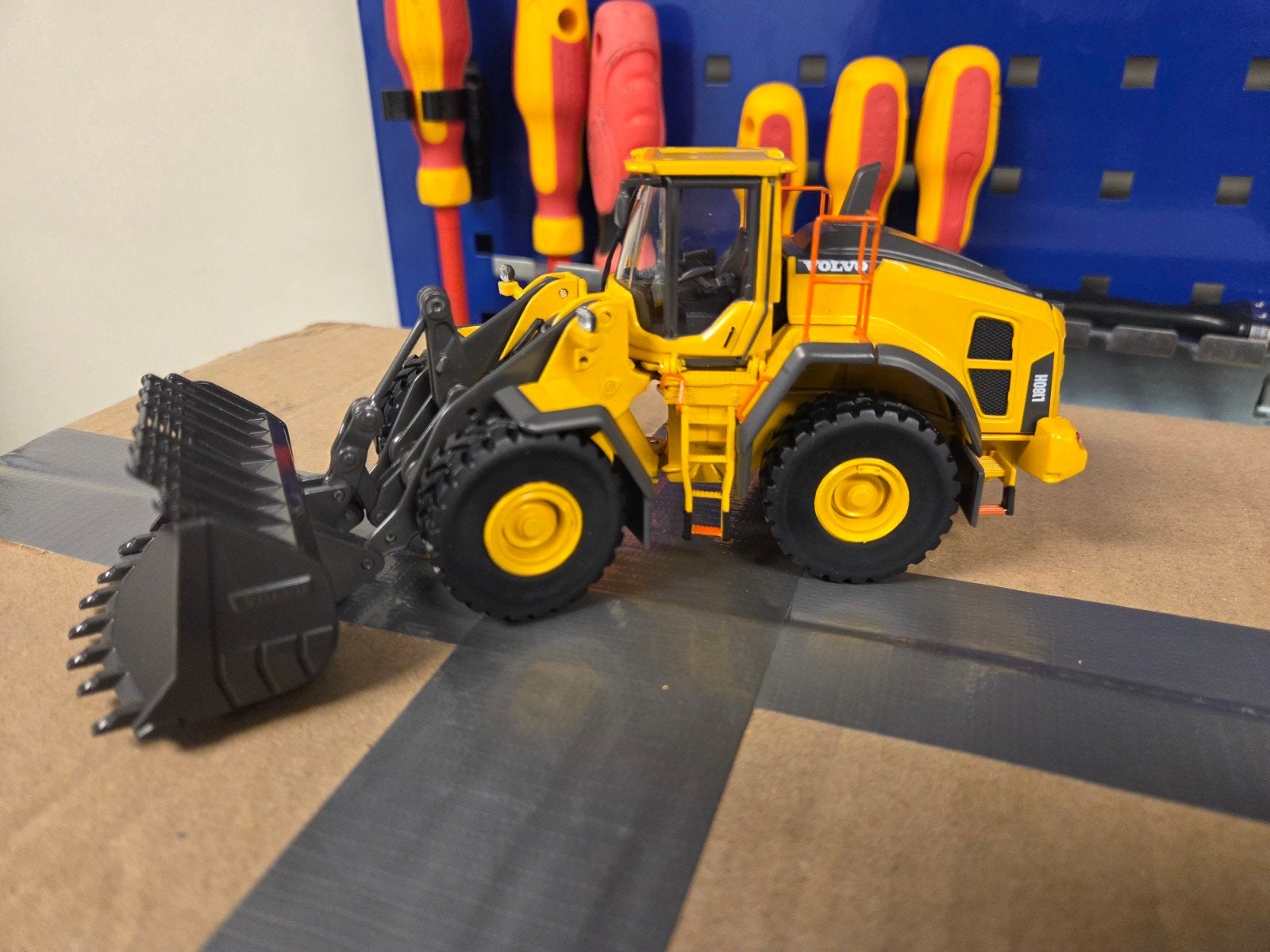 Volvo Shovel L180H Motorart 1:50, Ophalen of Verzenden, Nieuw, Hijskraan, Tractor of Landbouw, Conrad
