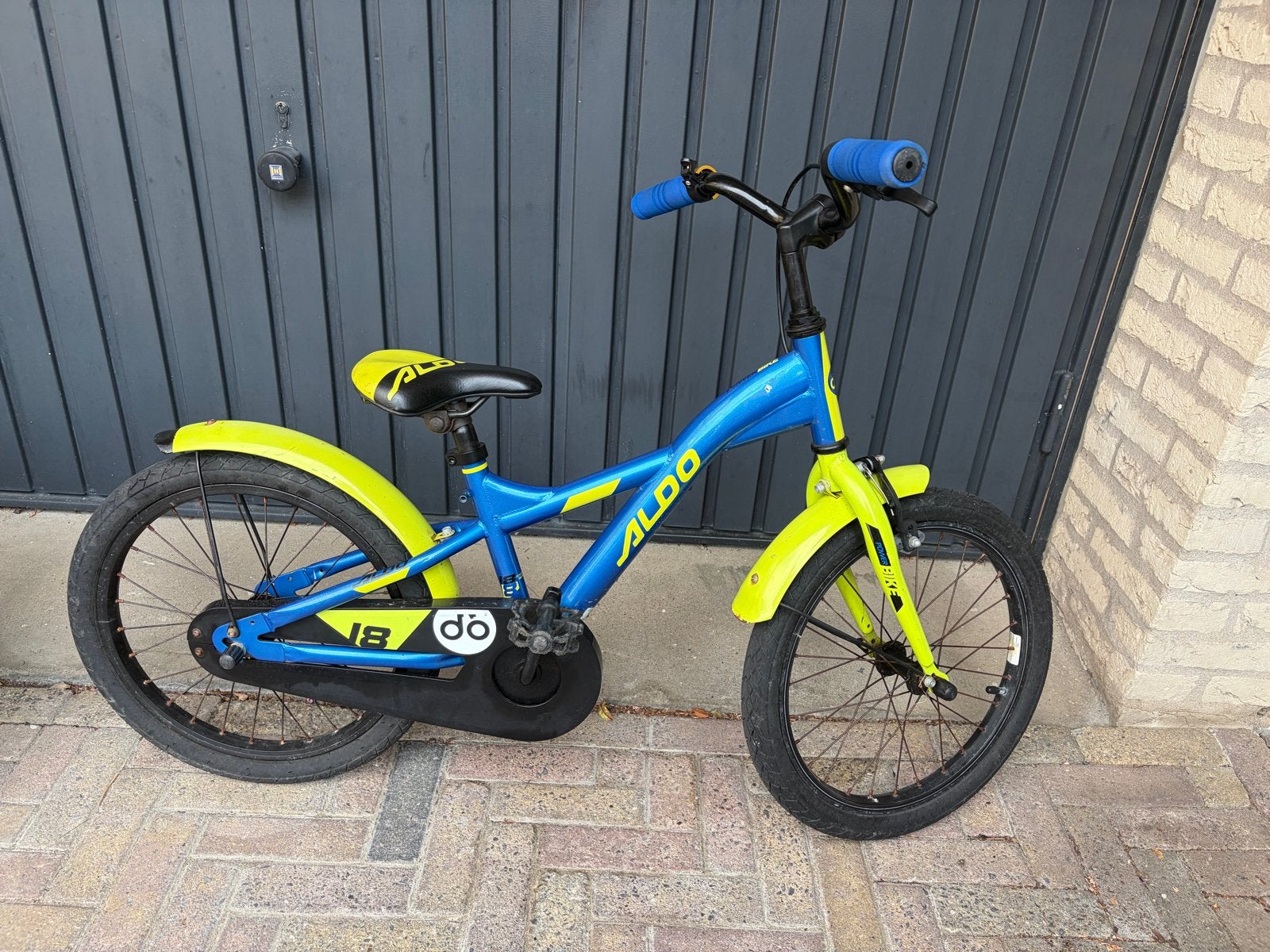 Aldo kinderfiets 18 inch - Blauw/Geel, Ophalen of Verzenden, Gebruikt, Velgrem, 16 tot 20 inch