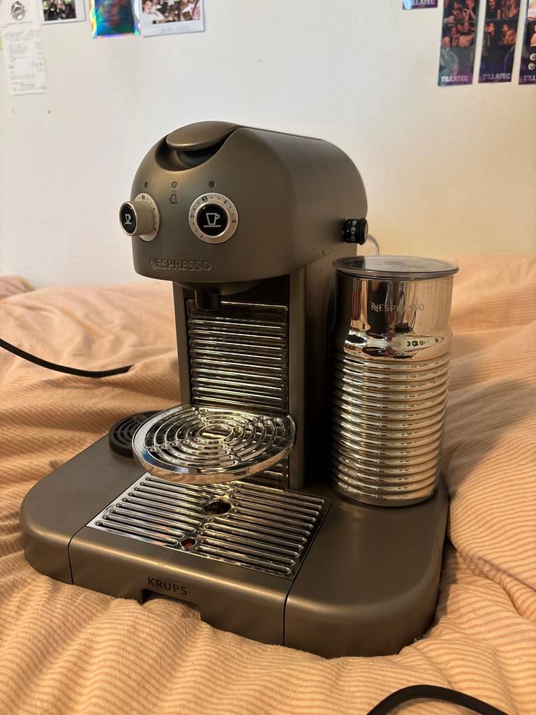 Nespresso Krups Koffiezetapparaat met Melkopschuimer, Witgoed en Apparatuur, Koffiezetapparaten, Zo goed als nieuw, Koffiepads en cups
