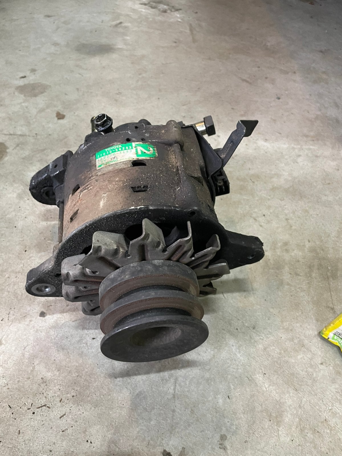 Toyota hilux 2l 3l dynamo gebruikt 27030-54243, Ophalen of Verzenden, Toyota