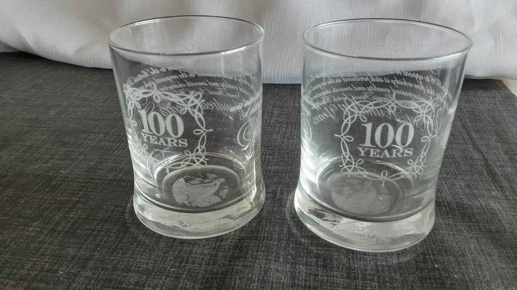 THE FAMOUS GROUSE 100 years jubileum glazen 2 stuks, Ophalen of Verzenden, Zo goed als nieuw, Borrel- of Shotglas