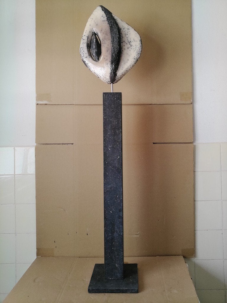 Abstract design beeld op marmeren sokkel raku keramiek 124cm, Antiek en Kunst, Beeld, Abstract, Europa, Beschilderd