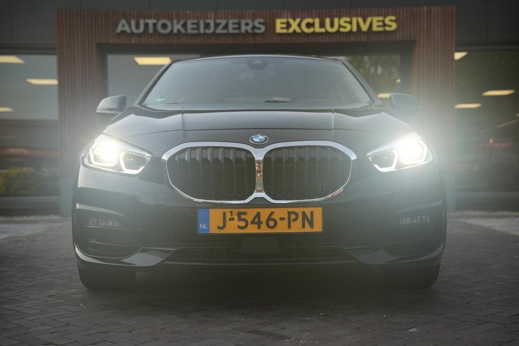 BMW 1-serie 118i Executive Edition Sport stoel stuur verwarm, Gebruikt, Automatische klimaatregeling, Leder en Stof, Zwart