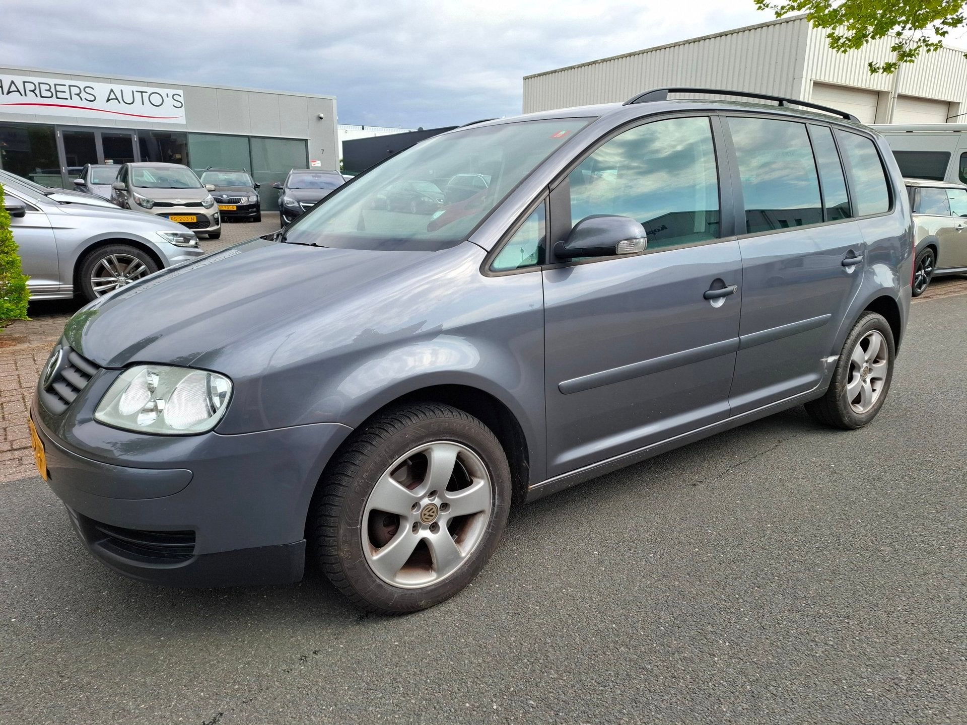 Volkswagen Touran 1.6-16V FSI Business AIRCO/CRUISE!, Dealer onderhouden, Stof, Gebruikt, Zwart