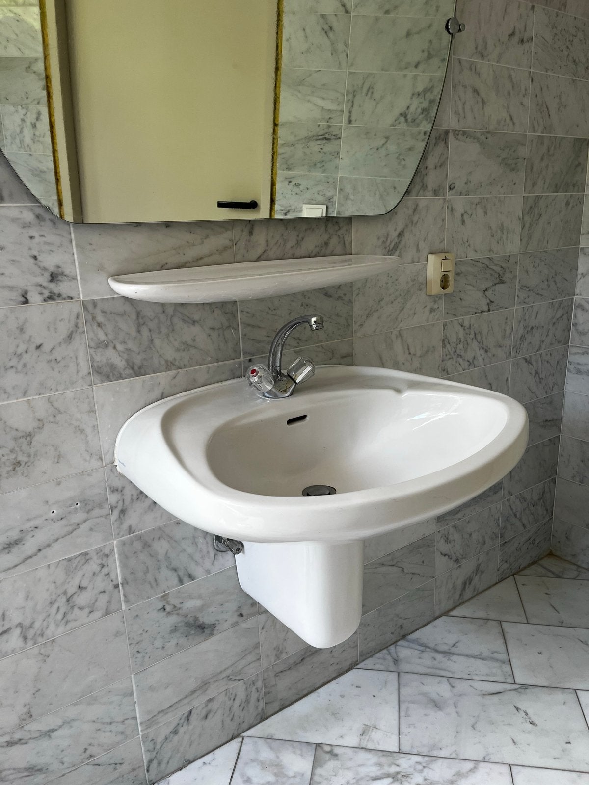 Villeroy & Boch Wastafel met kraan en planchet, Huis en Inrichting, Badkamer | Badkamermeubels, Ophalen, Gebruikt, 50 tot 100 cm